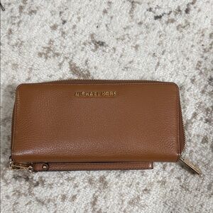Michael Kors Jet Set Continental Wristlet - Luggage Brown|Pebbled Leather